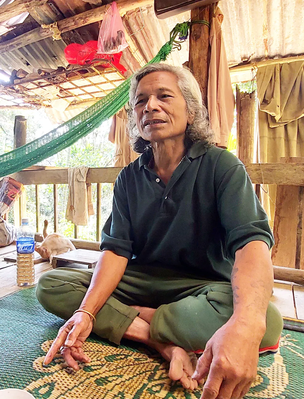 Già làng Bríu Pố (74 tuổi) – người tiên phong đưa “thuần hóa” cây sâm Ba Kích ra khỏi rừng già giúp cả xã Lăng (huyện Tây Giang, Quảng Nam) làm giàu. Ảnh: NGUYỄN CƯỜNG Già làng Bríu Pố (74 tuổi) – người tiên phong đưa “thuần hóa” cây sâm Ba Kích ra khỏi rừng già giúp cả xã Lăng (huyện Tây Giang, Quảng Nam) làm giàu. Ảnh: NGUYỄN CƯỜNG