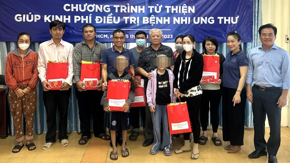 Đại diện Hội Bảo trợ bệnh nhân nghèo TPHCM và nhà tài trợ trao hỗ trợ đến 10 trường hợp bệnh nhi ung thư hoàn cảnh khó khăn Đại diện Hội Bảo trợ bệnh nhân nghèo TPHCM và nhà tài trợ trao hỗ trợ đến 10 trường hợp bệnh nhi ung thư hoàn cảnh khó khăn