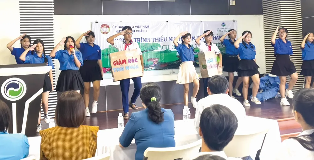 Tiết mục biểu diễn văn nghệ với thông điệp bảo vệ môi trường của các em học sinh Tiết mục biểu diễn văn nghệ với thông điệp bảo vệ môi trường của các em học sinh