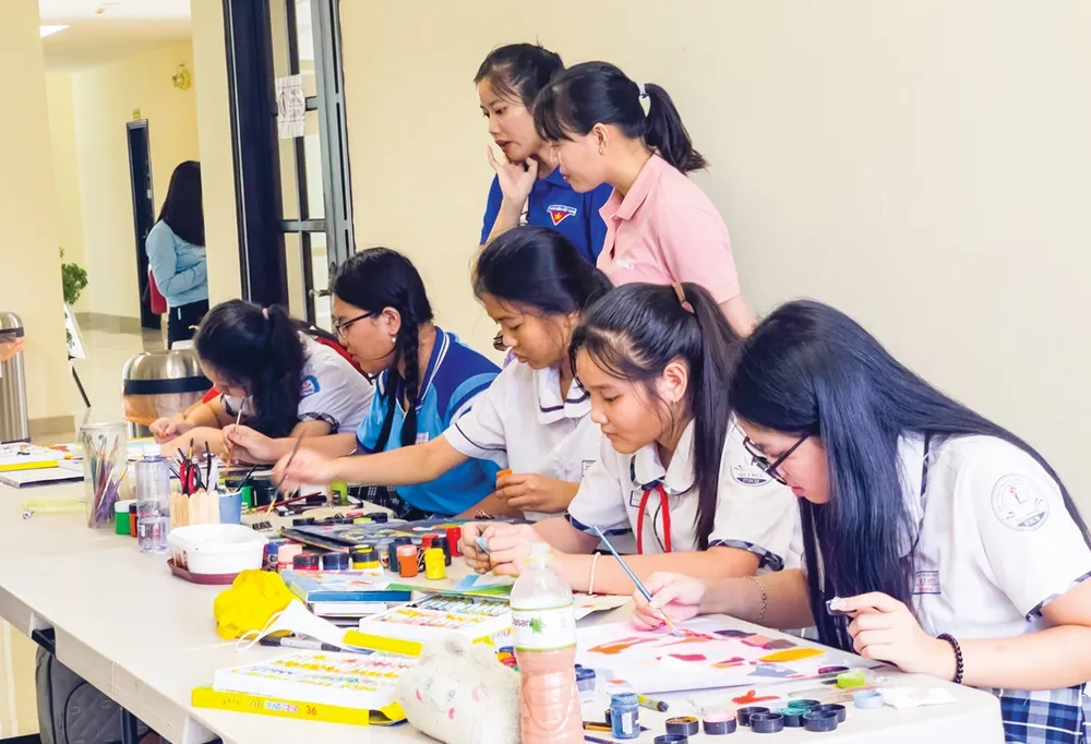 Các em tham gia hội thi vẽ tranh với chủ đề “Em yêu thiên nhiên” Các em tham gia hội thi vẽ tranh với chủ đề “Em yêu thiên nhiên”