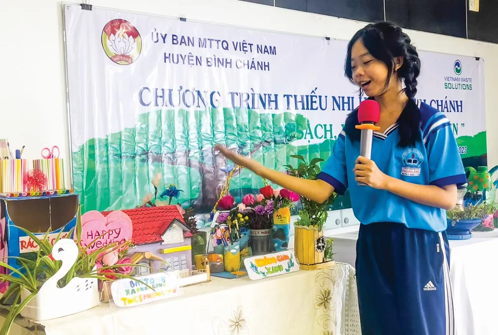 Em Nguyễn Phan Ngọc Li (lớp 7/5, Trường THCS Phong Phú) đang thể hiện phần thi “Tái chế rác thải sinh hoạt thành những vật dụng có ích” Em Nguyễn Phan Ngọc Li (lớp 7/5, Trường THCS Phong Phú) đang thể hiện phần thi “Tái chế rác thải sinh hoạt thành những vật dụng có ích”