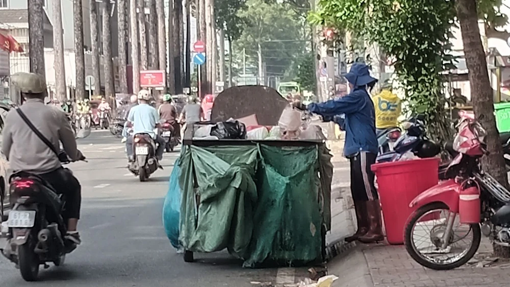 Thu gom rác sinh hoạt trên đường Nguyễn Thị Minh Khai, quận 3, TPHCM