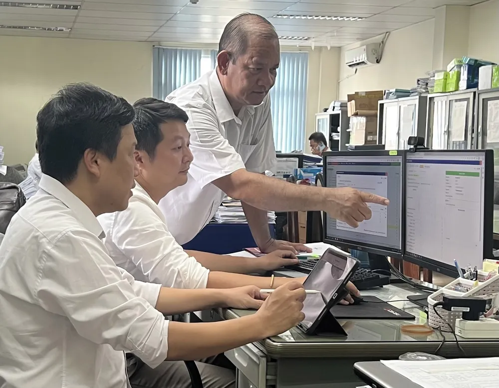 Ông Nguyễn Thành Phương hướng dẫn, chia sẻ cùng nhân viên các ý tưởng trong công việc. Ảnh: THÁI PHƯƠNG