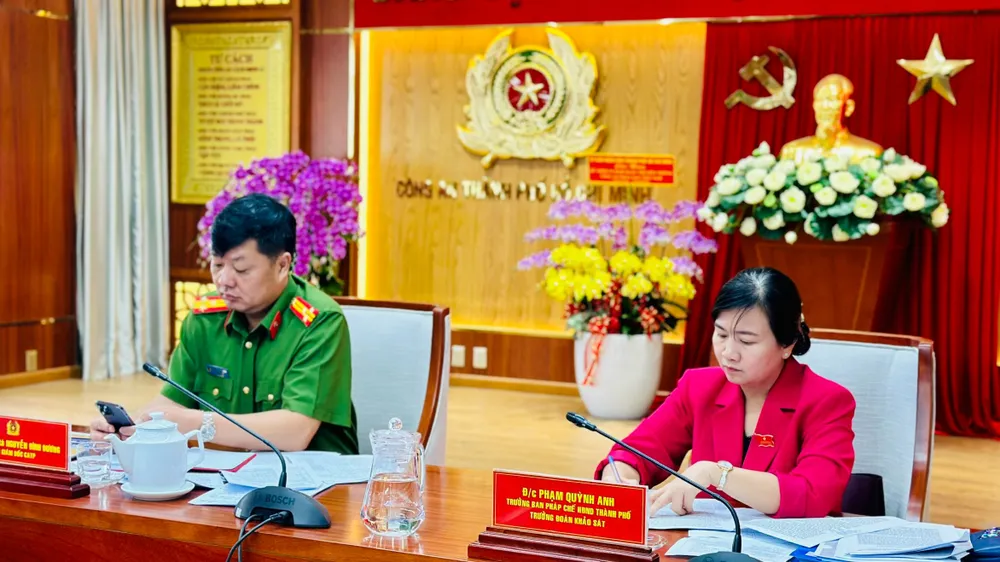 Thượng tá Nguyễn Đình Dương, Phó Giám đốc Công an TPHCM và Trưởng Ban Pháp chế HĐND TPHCM Phạm Quỳnh Anh chủ trì buổi giám sát. Ảnh: CHÍ THẠCH Thượng tá Nguyễn Đình Dương, Phó Giám đốc Công an TPHCM và Trưởng Ban Pháp chế HĐND TPHCM Phạm Quỳnh Anh chủ trì buổi giám sát. Ảnh: CHÍ THẠCH
