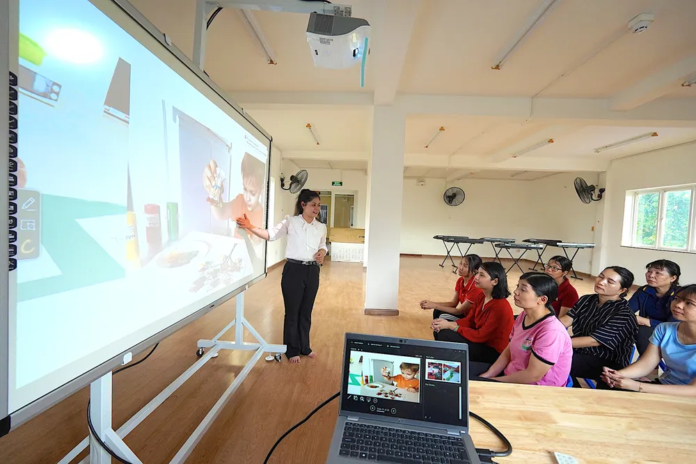 Giáo viên, nhân viên Trường Mầm non Bình Hưng (huyện Bình Chánh) tập huấn trên trang thiết bị dạy học hiện đại và vệ sinh, khử khuẩn bể bơi để chuẩn bị đón học sinh tựu trường Giáo viên, nhân viên Trường Mầm non Bình Hưng (huyện Bình Chánh) tập huấn trên trang thiết bị dạy học hiện đại và vệ sinh, khử khuẩn bể bơi để chuẩn bị đón học sinh tựu trường