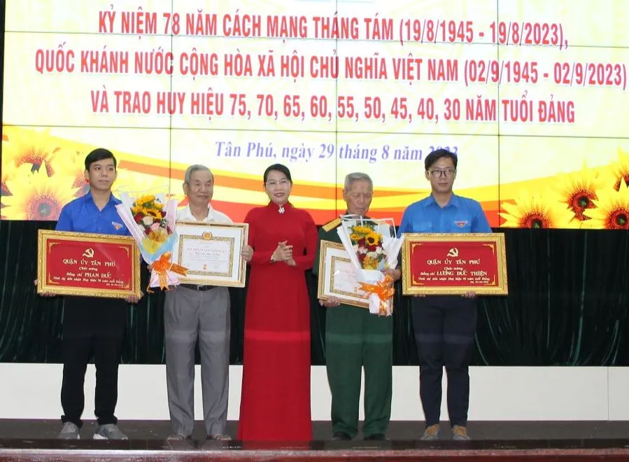 Đồng chí Lê Thị Kim Hồng trao Huy hiệu 70 tuổi Đảng cho 2 đảng viên Đồng chí Lê Thị Kim Hồng trao Huy hiệu 70 tuổi Đảng cho 2 đảng viên