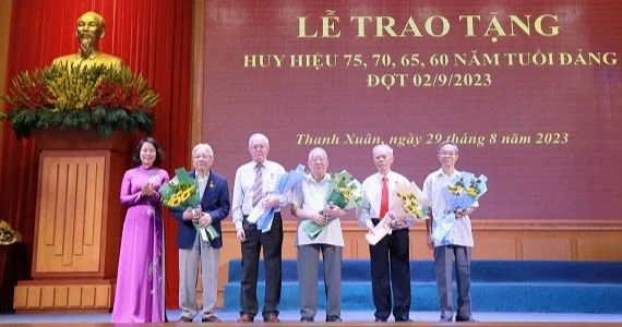 Tri ân những đóng góp to lớn của các đảng viên lão thành Thủ đô