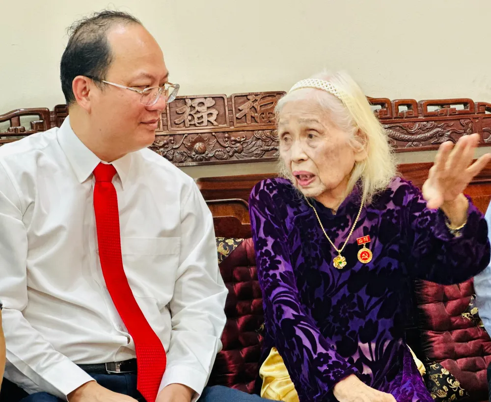 Phó Bí thư Thành ủy TPHCM Nguyễn Hồ Hải ân cần hỏi thăm, trò chuyện với đồng chí Nguyễn Thị Kim Sang. Ảnh: CHÍ THẠCH Phó Bí thư Thành ủy TPHCM Nguyễn Hồ Hải ân cần hỏi thăm, trò chuyện với đồng chí Nguyễn Thị Kim Sang. Ảnh: CHÍ THẠCH