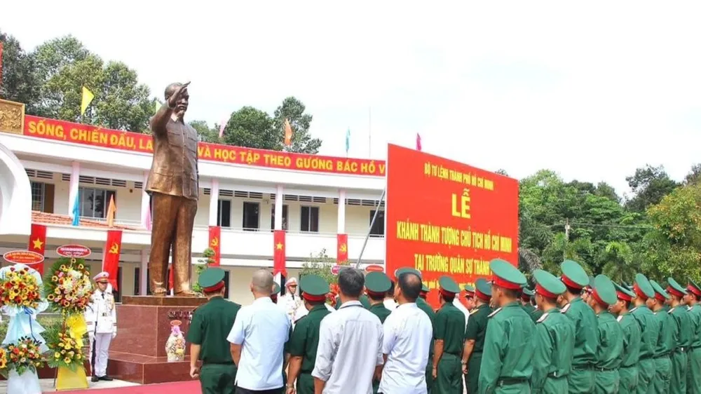 Cán bộ, chiến sĩ lực lượng vũ trang TPHCM cùng cán bộ chính quyền địa phương tại lễ khánh thành