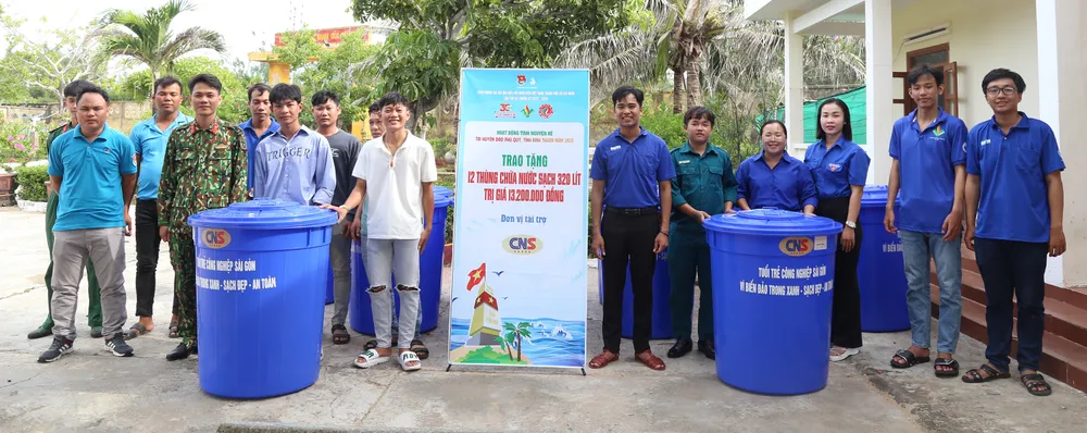 Các chiến sĩ trao tặng thùng đựng nước cho bà con huyện đảo Phú Quý, tỉnh Bình Thuận. Ảnh: THẢO LÊ Các chiến sĩ trao tặng thùng đựng nước cho bà con huyện đảo Phú Quý, tỉnh Bình Thuận. Ảnh: THẢO LÊ