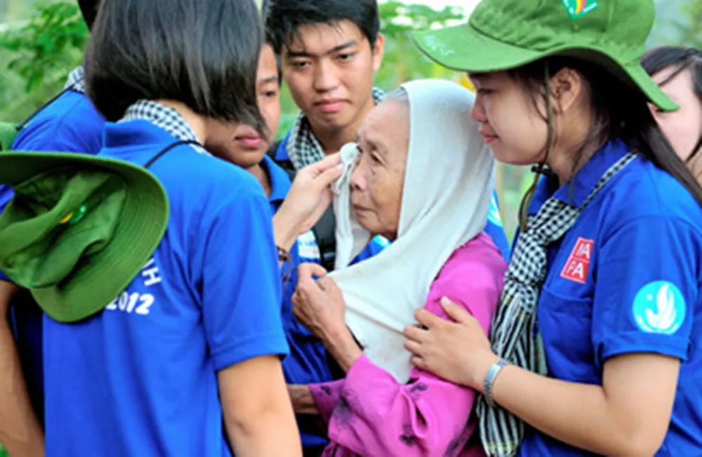 Cuộc chia tay đầy cảm xúc của một gia đình nuôi quân tại tỉnh Trà Vinh với các chiến sĩ tình nguyện. Ảnh: Tư liệu của Thành đoàn TPHCM Cuộc chia tay đầy cảm xúc của một gia đình nuôi quân tại tỉnh Trà Vinh với các chiến sĩ tình nguyện. Ảnh: Tư liệu của Thành đoàn TPHCM