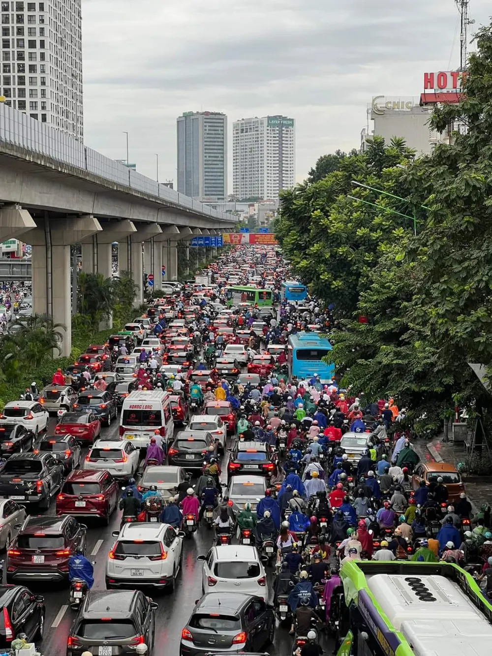 Đường Nguyễn Trãi ùn tắc nhìn từ tàu Cát Linh - Hà Đông Đường Nguyễn Trãi ùn tắc nhìn từ tàu Cát Linh - Hà Đông