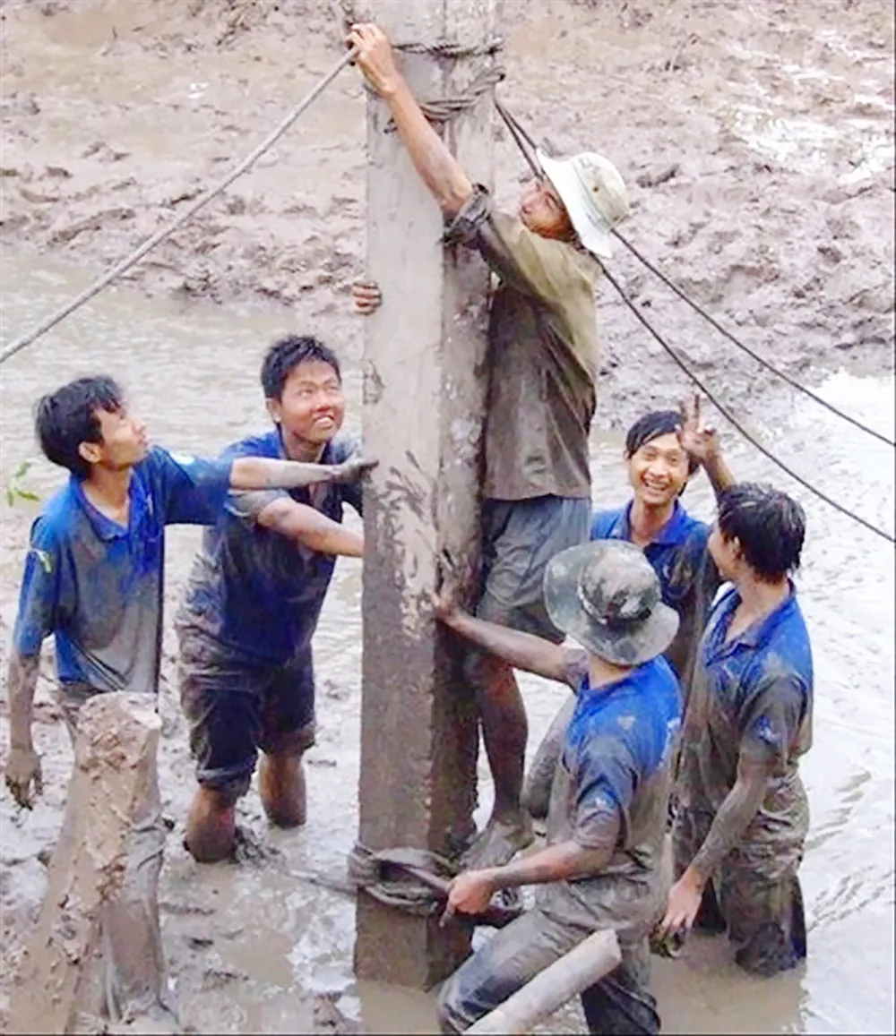 Các chiến sĩ tình nguyện tham gia xây dựng cầu U (huyện Giồng Trôm, Bến Tre) năm 2003. Ảnh: Tư liệu Thành đoàn TPHCM Các chiến sĩ tình nguyện tham gia xây dựng cầu U (huyện Giồng Trôm, Bến Tre) năm 2003. Ảnh: Tư liệu Thành đoàn TPHCM