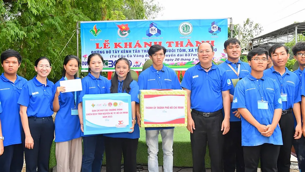 Phó Bí thư Thành ủy TPHCM Nguyễn Hồ Hải dự lễ khánh thành đường Bờ Tây kênh Tân Thành tại ấp Tân Hộ Cơ, huyện Tân Hồng, tỉnh Đồng Tháp. Ảnh: VIỆT DŨNG