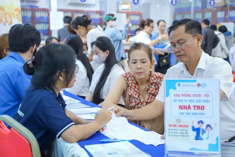 Đoàn thanh niên Trường ĐH Nguyễn Tất Thành giới thiệu nhà trọ cho phụ huynh khi cùng tân sinh viên đến làm thủ tục nhập học Đoàn thanh niên Trường ĐH Nguyễn Tất Thành giới thiệu nhà trọ cho phụ huynh khi cùng tân sinh viên đến làm thủ tục nhập học
