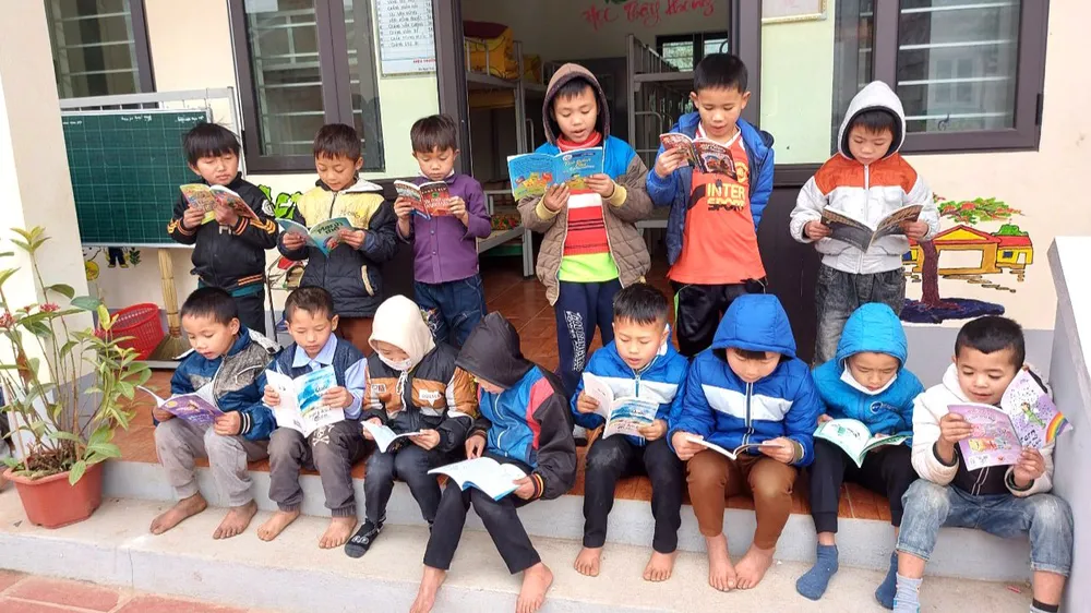 Các em học sinh Trường Phổ thông dân tộc bán trú Tiểu học Chế Là (huyện Xín Mần, tỉnh Hà Giang) vui mừng nhận sách từ dự án “Sách vì một tương lai tốt đẹp hơn”