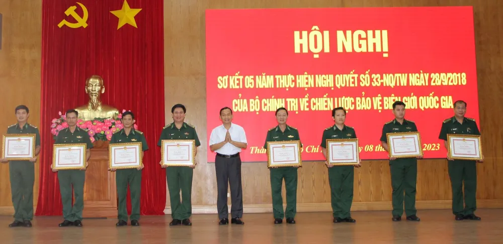 Đồng chí Đinh Thanh Nhàn trao bằng khen của UBND TPHCM cho các cá nhân tại hội nghị