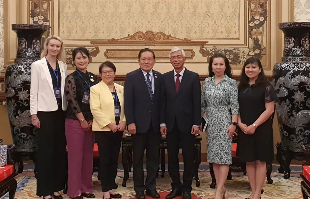 Lãnh đạo TPHCM chụp ảnh lưu niệm với các đại biểu Canada Lãnh đạo TPHCM chụp ảnh lưu niệm với các đại biểu Canada