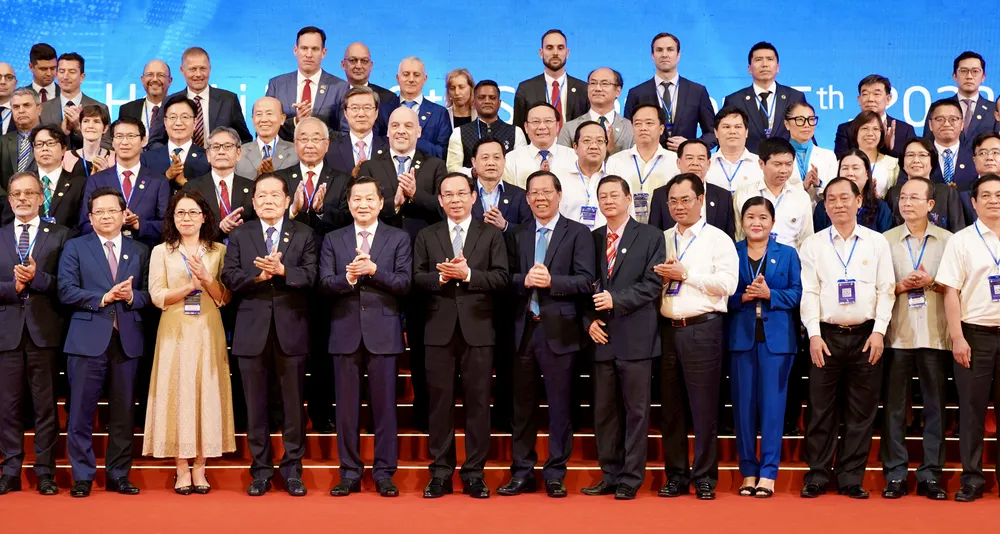 Phó Thủ tướng Lê Minh Khái, Bí thư Thành ủy TPHCM Nguyễn Văn Nên, Chủ tịch UBND TPHCM Phan Văn Mãi cùng các đại biểu trong nước và quốc tế tại phiên khai mạc HEF năm 2023. Ảnh: HOÀNG HÙNG Phó Thủ tướng Lê Minh Khái, Bí thư Thành ủy TPHCM Nguyễn Văn Nên, Chủ tịch UBND TPHCM Phan Văn Mãi cùng các đại biểu trong nước và quốc tế tại phiên khai mạc HEF năm 2023. Ảnh: HOÀNG HÙNG
