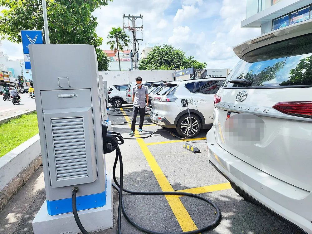 Người dân sạc ô tô điện tại Trung tâm thương mại Vincom (quận Gò Vấp, TPHCM). Ảnh: ĐỨC TRUNG