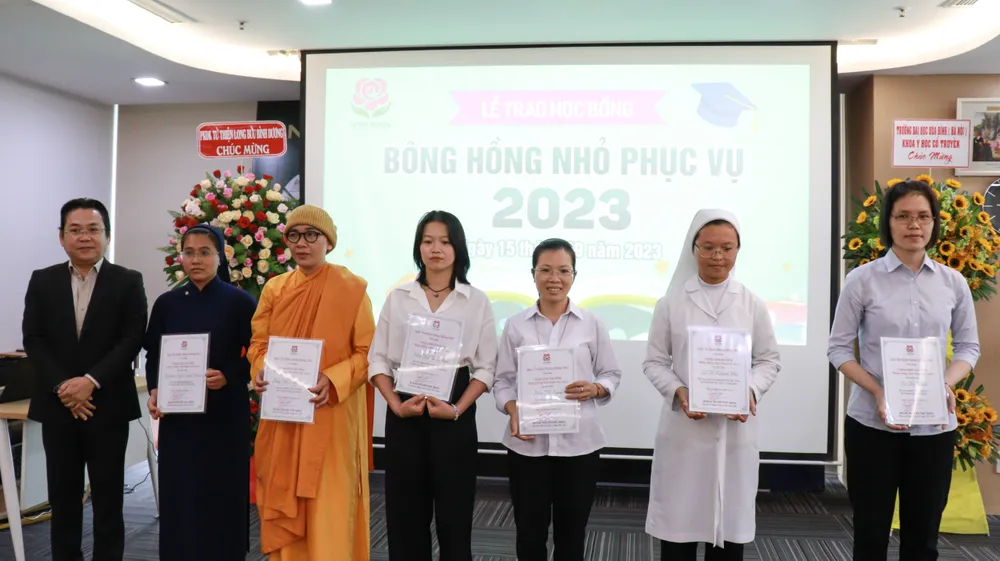 PGS. TS. Nguyễn Hữu Huy Nhựt (Phó Hiệu trưởng Trường Đại học Quốc tế Hồng Bàng) trao Giấy chứng nhận học bổng “Bông Hồng Nhỏ Phục Vụ” cho các sinh viên thuộc các tổ chức, tôn giáo khác nhau PGS. TS. Nguyễn Hữu Huy Nhựt (Phó Hiệu trưởng Trường Đại học Quốc tế Hồng Bàng) trao Giấy chứng nhận học bổng “Bông Hồng Nhỏ Phục Vụ” cho các sinh viên thuộc các tổ chức, tôn giáo khác nhau