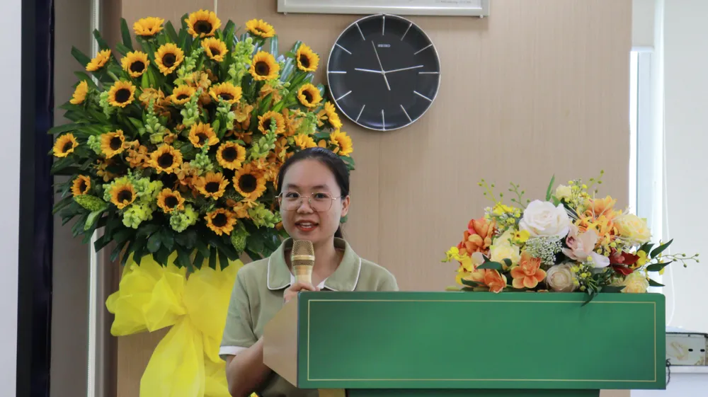 Bạn Nguyễn Thị Kiều (sinh viên trường Đại học Y Dược được nhận học bổng) bày tỏ lòng biết ơn và lời hứa sẽ học thật tốt để dấn thân phục vụ xã hội Bạn Nguyễn Thị Kiều (sinh viên trường Đại học Y Dược được nhận học bổng) bày tỏ lòng biết ơn và lời hứa sẽ học thật tốt để dấn thân phục vụ xã hội