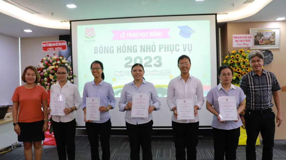 Anh Nguyễn Hoàng Phi và Chị Lâm Hồng Xuân Nghi (Đại diện Nhà hảo tâm) trao Giấy chứng nhận học bổng cho các sinh viên và thể hiện sự ủng hộ các hoạt động thiện nguyện về giáo dục của Quỹ Anh Nguyễn Hoàng Phi và Chị Lâm Hồng Xuân Nghi (Đại diện Nhà hảo tâm) trao Giấy chứng nhận học bổng cho các sinh viên và thể hiện sự ủng hộ các hoạt động thiện nguyện về giáo dục của Quỹ