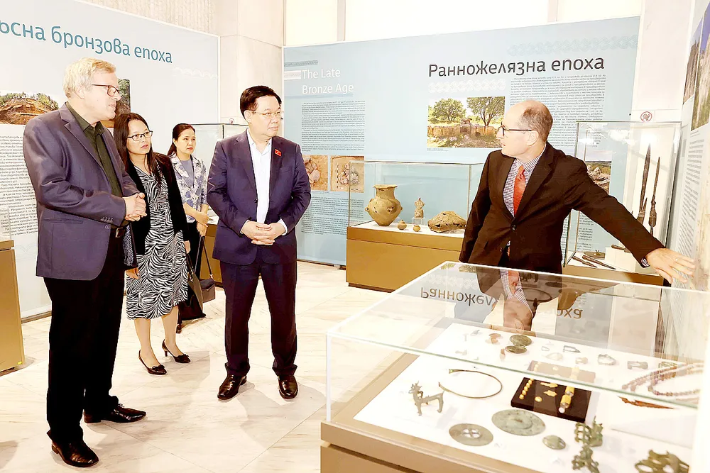 Chủ tịch Quốc hội Vương Đình Huệ thăm Bảo tàng Lịch sử Quốc gia Bulgaria