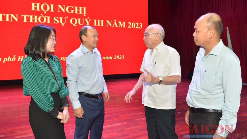 Trưởng Ban Tuyên giáo Thành ủy TPHCM Phan Nguyễn Như Khuê trao đổi với các đại biểu tại hội nghị. Ảnh: CAO THĂNG Trưởng Ban Tuyên giáo Thành ủy TPHCM Phan Nguyễn Như Khuê trao đổi với các đại biểu tại hội nghị. Ảnh: CAO THĂNG