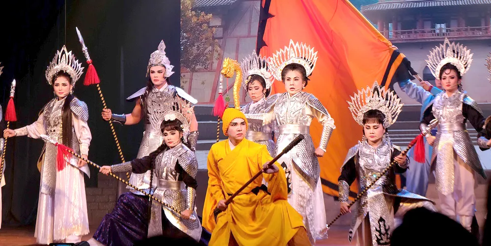 Sân khấu Chí Linh - Vân Hà biểu diễn vở cải lương Trung liệt Dương gia tướng