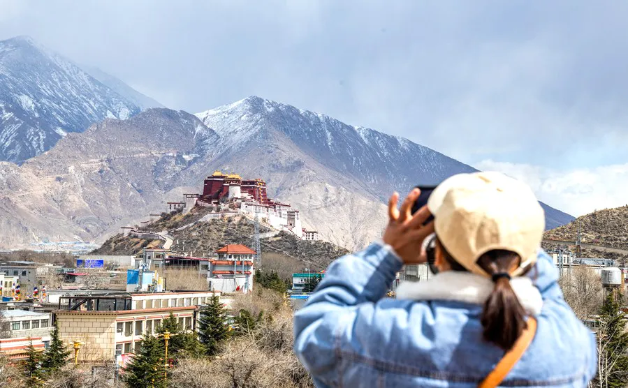 Du khách tham quan danh lam thắng cảnh ở Tây Tạng, Trung Quốc