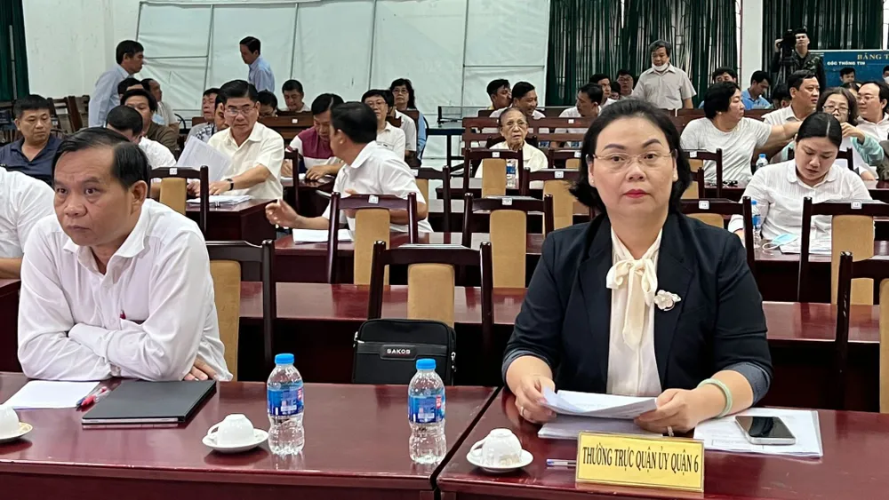 Chủ tịch UBND quận 6 Lê Thị Thanh Thảo tại buổi tiếp xúc cử tri Chủ tịch UBND quận 6 Lê Thị Thanh Thảo tại buổi tiếp xúc cử tri