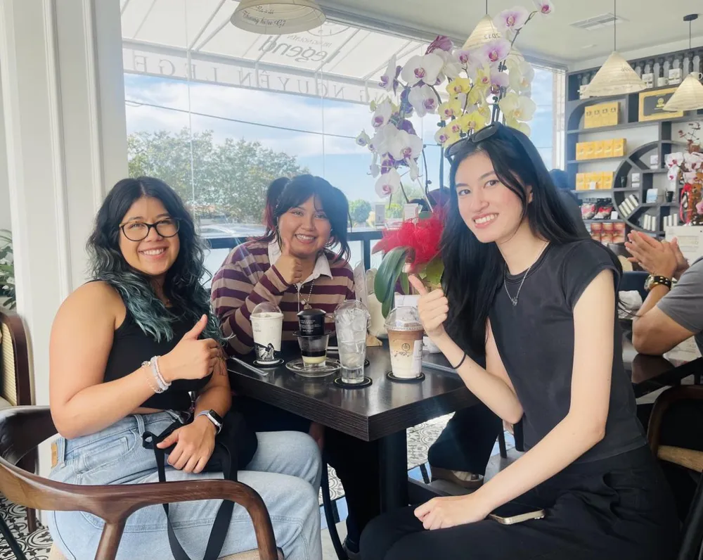 Người yêu cà phê tại Mỹ thích thú thưởng thức hương vị ly cà phê sữa đá nổi tiếng toàn cầu của Việt Nam trong sự kiện khai trương không gian Trung Nguyên Legend đầu tiên tại Mỹ