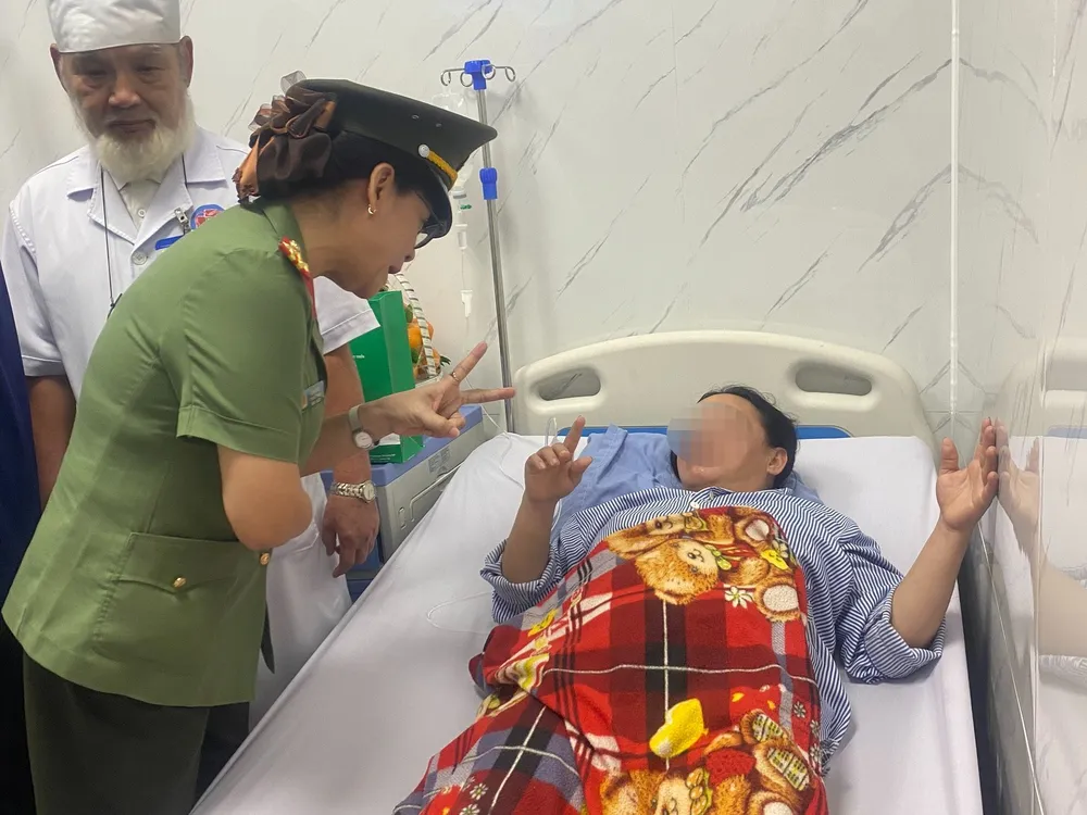 Các ngành chức năng thăm hỏi 2 công nhân bị thương đang nằm tại bệnh viện trong chiều ngày 5-10 Các ngành chức năng thăm hỏi 2 công nhân bị thương đang nằm tại bệnh viện trong chiều ngày 5-10