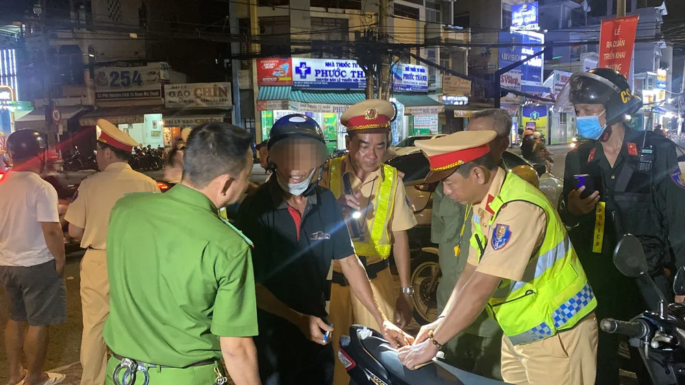 Tổ công tác của Cục Cảnh sát giao thông (Bộ Công an) phối hợp Công an tỉnh Tiền Giang kiểm tra nồng độ cồn đối với người lái ô tô và xe máy khu vực nội ô TP Mỹ Tho Tổ công tác của Cục Cảnh sát giao thông (Bộ Công an) phối hợp Công an tỉnh Tiền Giang kiểm tra nồng độ cồn đối với người lái ô tô và xe máy khu vực nội ô TP Mỹ Tho