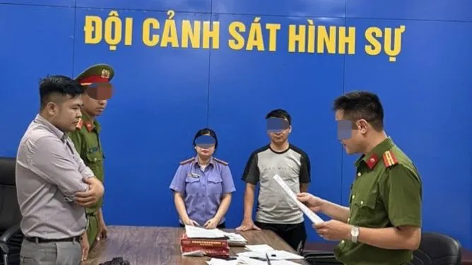 Cơ quan công an đọc lệnh bắt tạm giam Phạm Trung Dũng (áo xám) Cơ quan công an đọc lệnh bắt tạm giam Phạm Trung Dũng (áo xám)