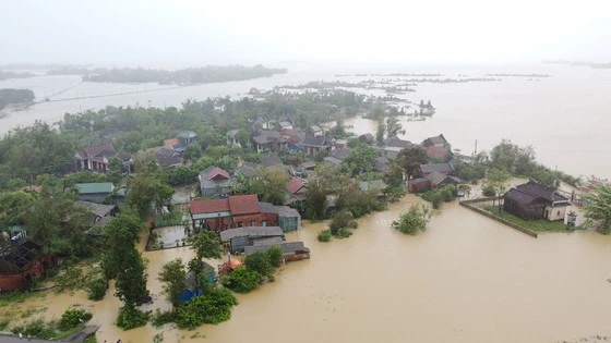 Nhiều khu vực dân cư cùng hàng ngàn hecta lúa thuộc huyện Hải Lăng (tỉnh Quảng Trị) ngập sâu trong nước lũ vào cuối tháng 3-2022