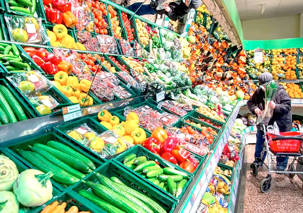 Người tiêu dùng chọn mua thực phẩm tại một siêu thị ở Đức Người tiêu dùng chọn mua thực phẩm tại một siêu thị ở Đức