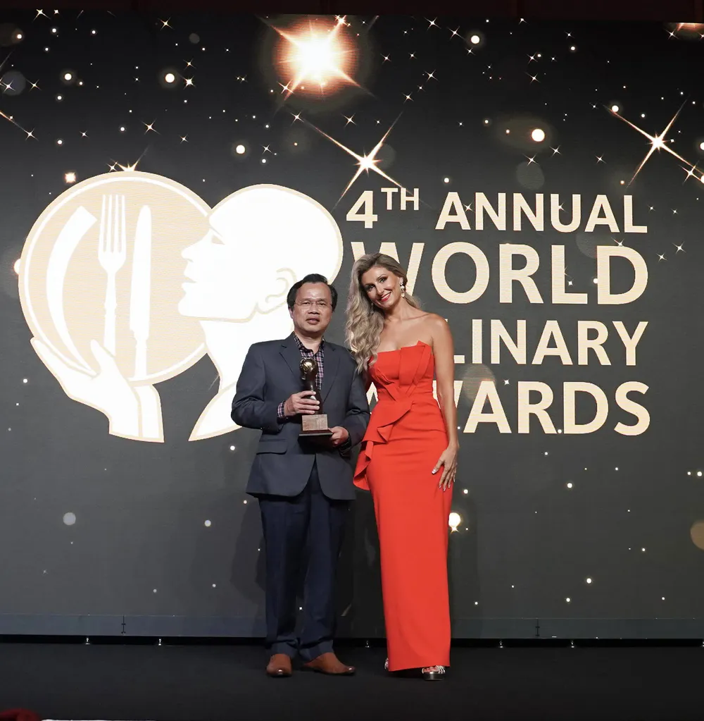 Ông Nguyễn Tiến Đạt, Phó BTC thường trực Lễ hội Văn hóa Ẩm thực Món ngon Saigontourist Group 2023 nhận giải thưởng "Lễ hội ẩm thực đặc sắc nhất châu Á năm 2023" Ông Nguyễn Tiến Đạt, Phó BTC thường trực Lễ hội Văn hóa Ẩm thực Món ngon Saigontourist Group 2023 nhận giải thưởng "Lễ hội ẩm thực đặc sắc nhất châu Á năm 2023"