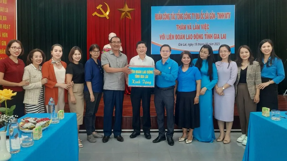 Trao bảng tượng trưng xây tặng căn nhà "Mái ấm công đoàn" cho Liên đoàn Lao động tỉnh Gia Lai Trao bảng tượng trưng xây tặng căn nhà "Mái ấm công đoàn" cho Liên đoàn Lao động tỉnh Gia Lai