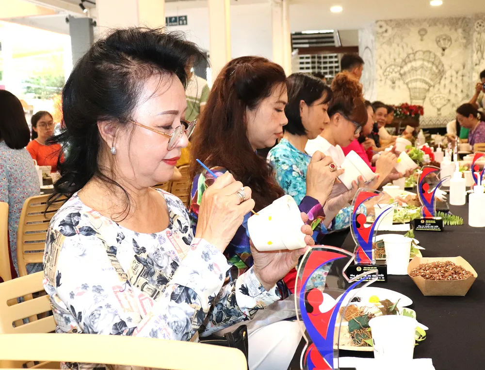 Niềm vui trang trí chậu hoa để trồng cây nhân Ngày Phụ nữ Việt Nam 20-10