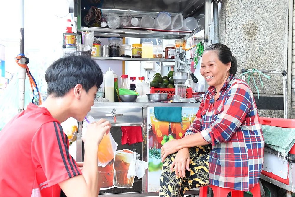 Niềm vui của bà Nguyễn Thị Ngọc Anh (phường 2, quận Phú Nhuận) bên chiếc xe bán nước được trao tặng