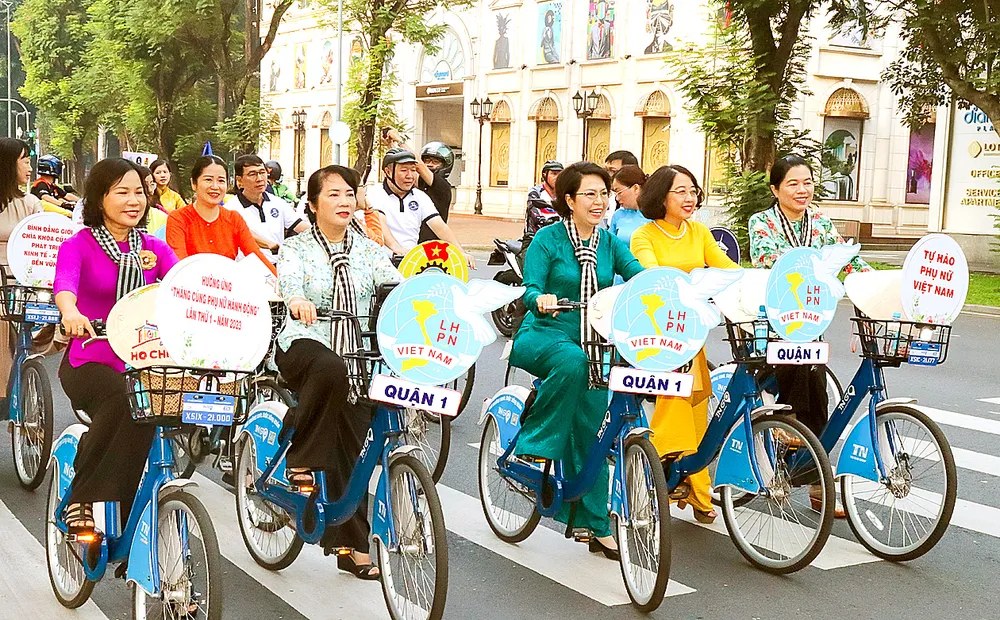 Lãnh đạo Ủy ban MTTQ Việt Nam TPHCM và quận 1 tham dự chương trình diễu hành xe đạp. Ảnh: THÁI PHƯƠNG