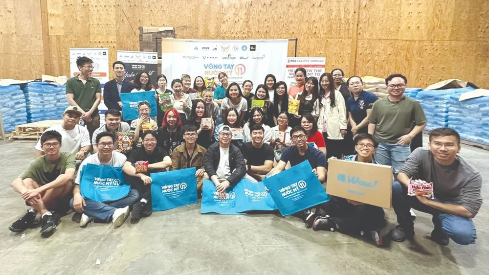 Sinh viên chụp ảnh lưu niệm tại sự kiện Vòng tay nước Mỹ lần thứ 11 Sinh viên chụp ảnh lưu niệm tại sự kiện Vòng tay nước Mỹ lần thứ 11