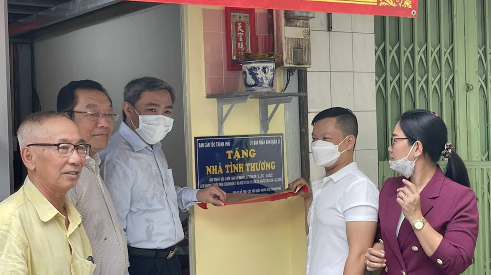 Ban Dân tộc TPHCM cùng hội quán người Hoa trao tặng nhà tình thương cho đồng bào Hoa tại quận 11, TPHCM. Ảnh: VIỆT DŨNG Ban Dân tộc TPHCM cùng hội quán người Hoa trao tặng nhà tình thương cho đồng bào Hoa tại quận 11, TPHCM. Ảnh: VIỆT DŨNG