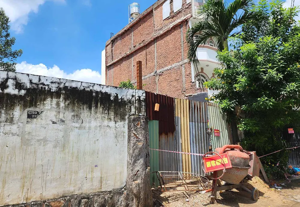 Căn nhà 133/1 Bình Quới, phường 27, quận Bình Thạnh bị đổ sập, đang được chính quyền địa phương giăng dây cảnh báo nguy hiểm Căn nhà 133/1 Bình Quới, phường 27, quận Bình Thạnh bị đổ sập, đang được chính quyền địa phương giăng dây cảnh báo nguy hiểm