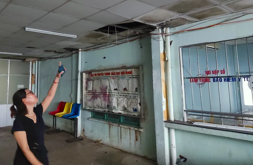 Trần nhà ở Trung tâm Y tế quận Gò Vấp đã xuống cấp
