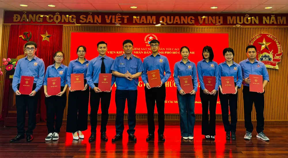 Viện trưởng Viện KSND TPHCM Nguyễn Đức Thái trao quyết định tuyển dụng với các công chức. Ảnh: CHÍ THẠCH Viện trưởng Viện KSND TPHCM Nguyễn Đức Thái trao quyết định tuyển dụng với các công chức. Ảnh: CHÍ THẠCH