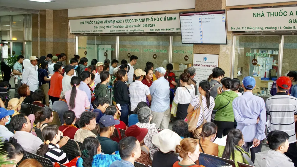 Người dân chờ mua thuốc tại Bệnh viện Đại học Y Dược TPHCM. Ảnh: HOÀNG HÙNG Người dân chờ mua thuốc tại Bệnh viện Đại học Y Dược TPHCM. Ảnh: HOÀNG HÙNG