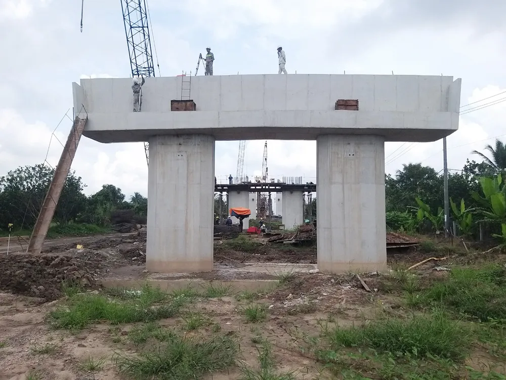 Hiện có rất ít công nhân thi công cầu Rạch Miễu 2. Ảnh: NGỌC PHÚC Hiện có rất ít công nhân thi công cầu Rạch Miễu 2. Ảnh: NGỌC PHÚC